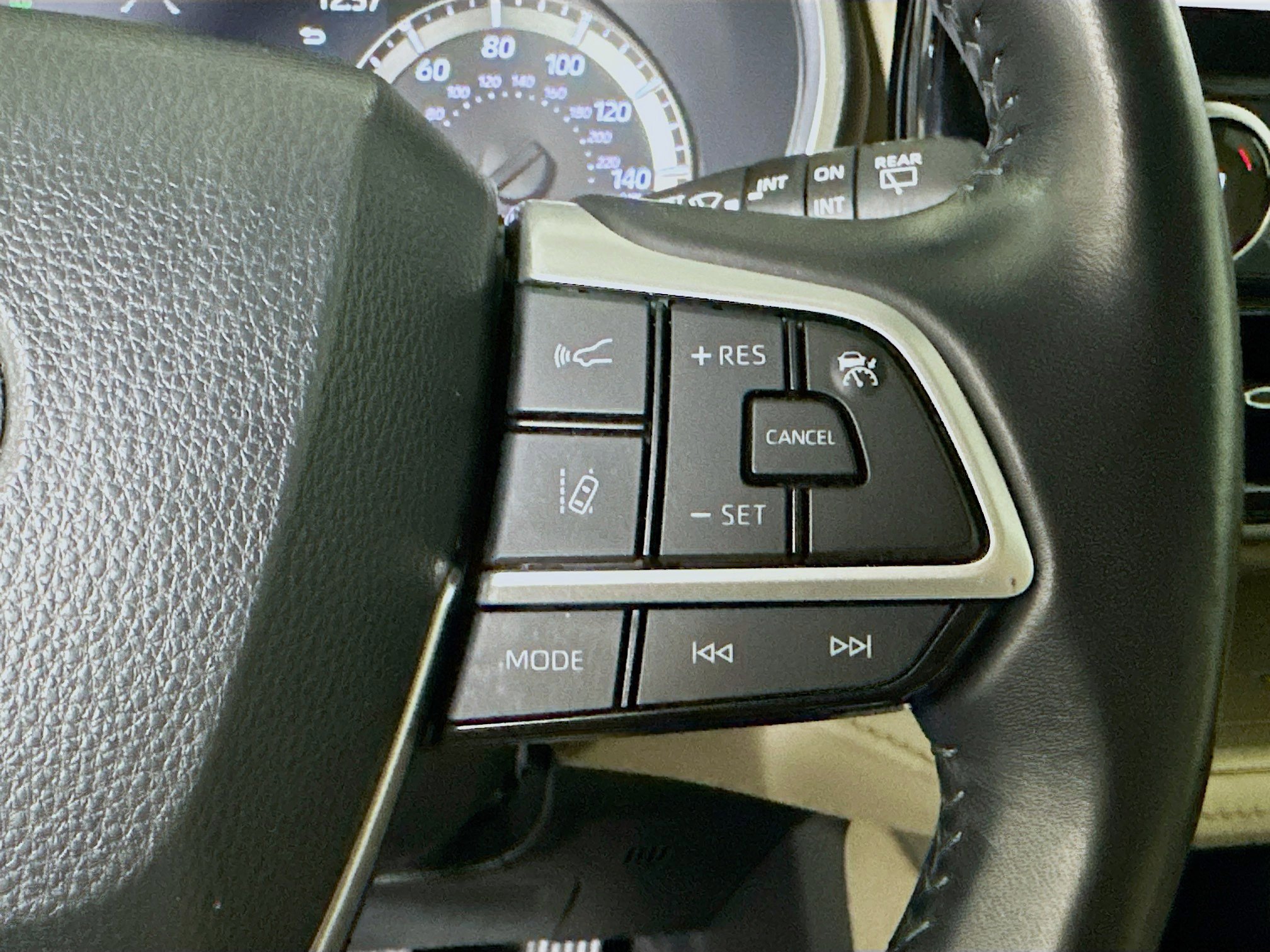 Used 2023 Toyota Highlander XLE image 17