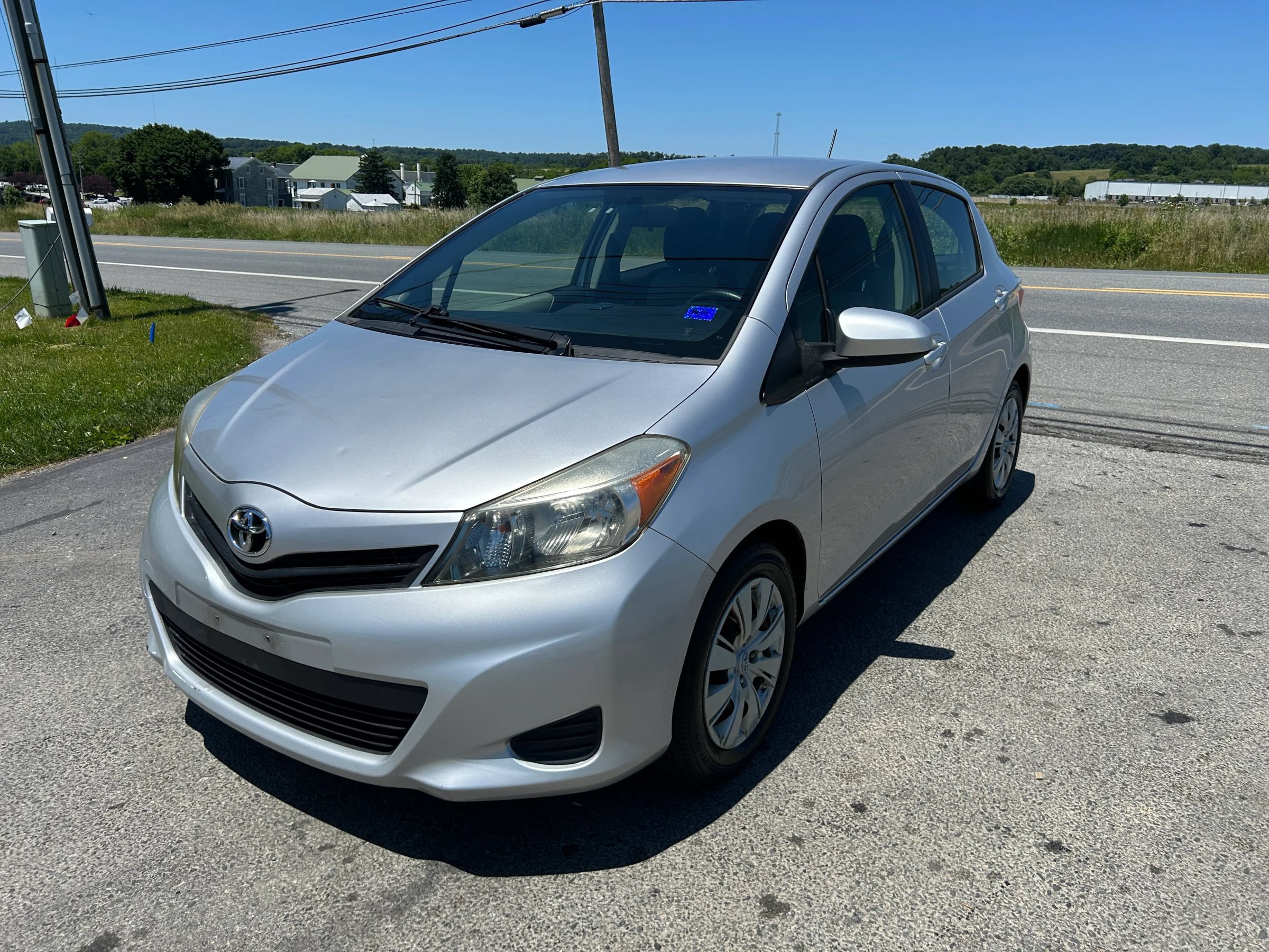 Used 2012 Toyota Yaris LE FWD image 5