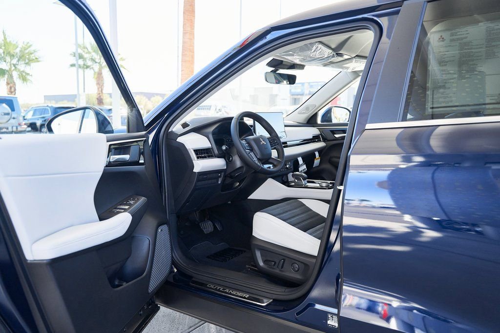 Used 2025 Mitsubishi Outlander SE FWD image 18