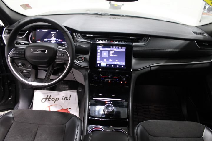 Used 2023 Jeep Grand Cherokee Altitude AWD/4WD image 2
