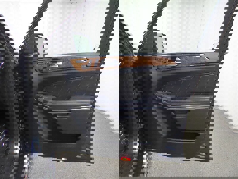 Used 2014 Mercedes-Benz GL 550 GL 550 4MATIC w/ Driver Assistance Package image 26