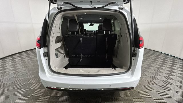 Used 2024 Chrysler Pacifica Touring-L FWD image 27