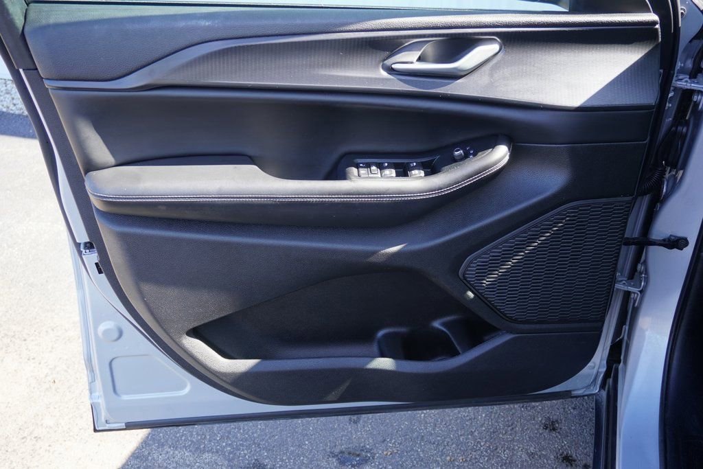 Used 2024 Jeep Grand Cherokee Laredo image 10