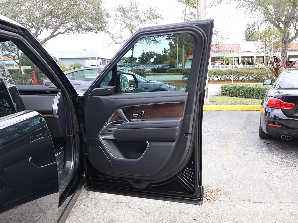 Used 2023 Land Rover Range Rover SE image 32