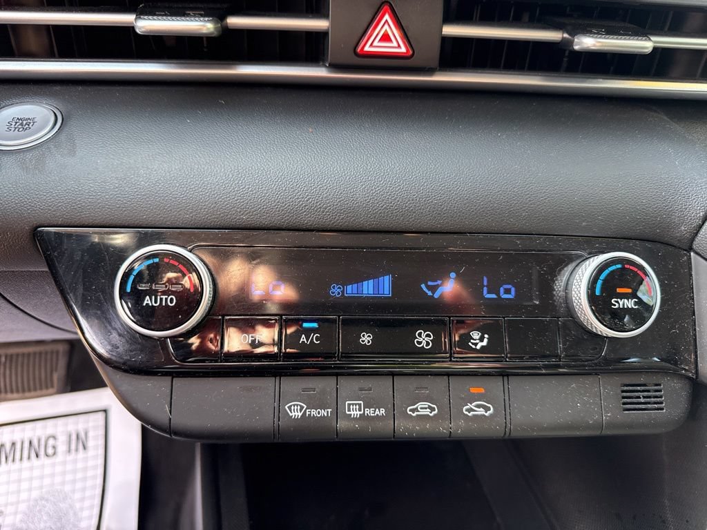 Used 2023 Hyundai Elantra SEL w/ Preferred Accessory Package FWD image 32