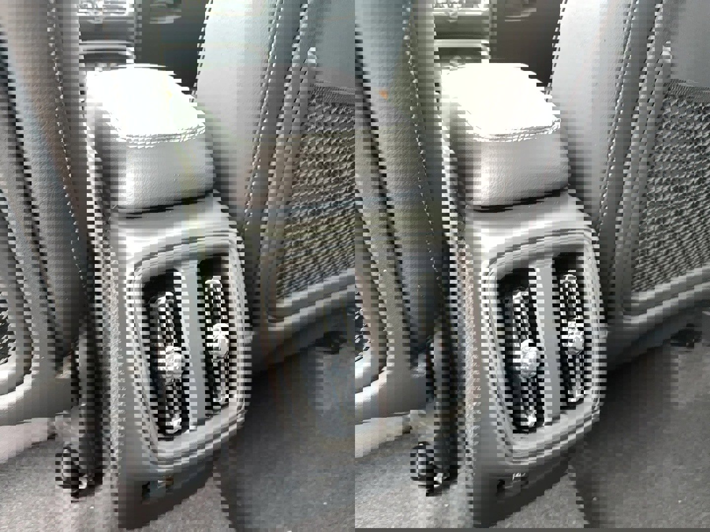 New 2025 Volvo XC40 B5 Ultra w/ Protection Package image 18