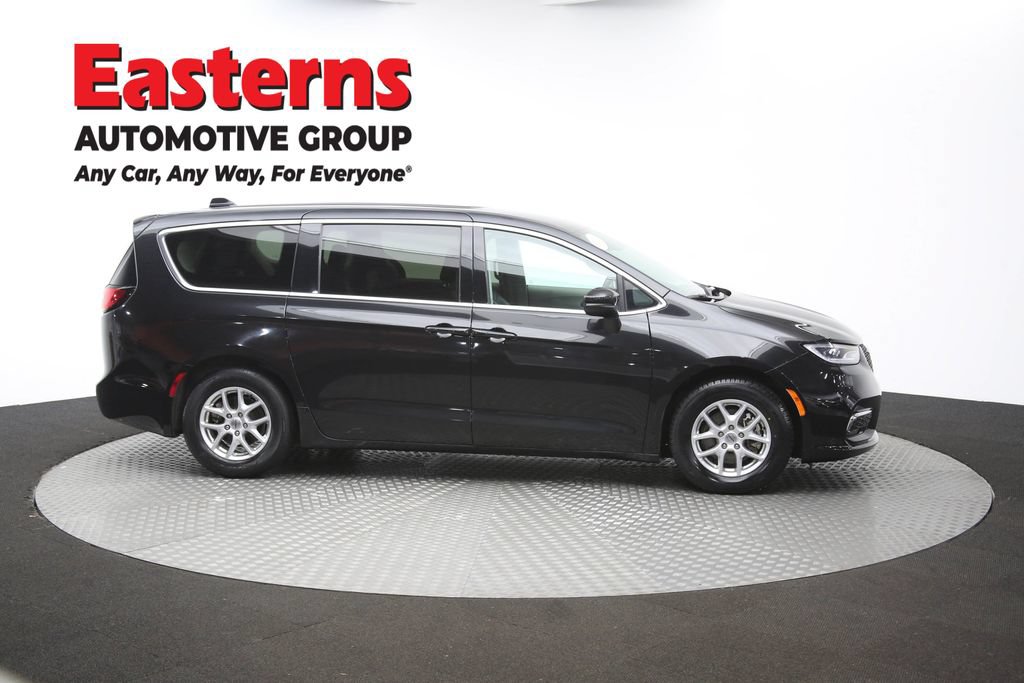 Used 2023 Chrysler Pacifica Touring-L FWD image 47