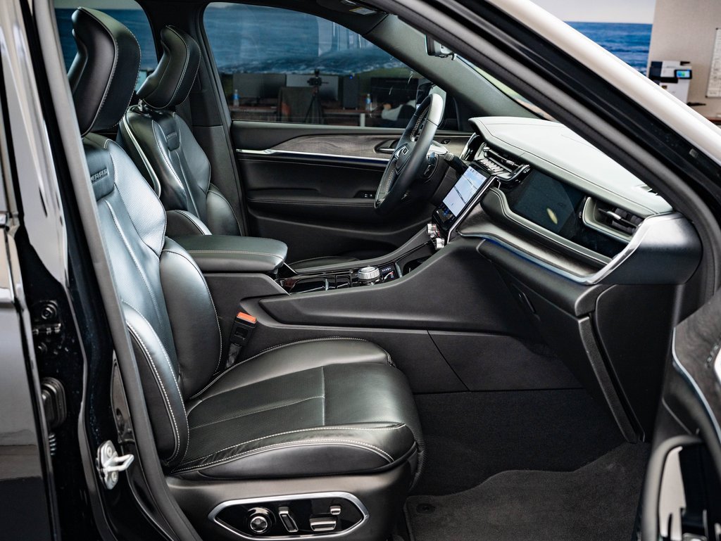 Used 2023 Jeep Grand Cherokee Overland w/ Adv Protech Group III image 21