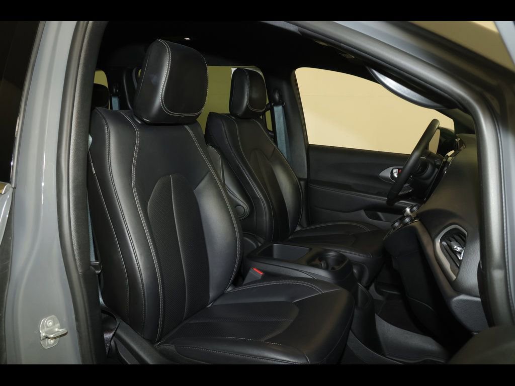 Used 2025 Chrysler Pacifica Select FWD image 29