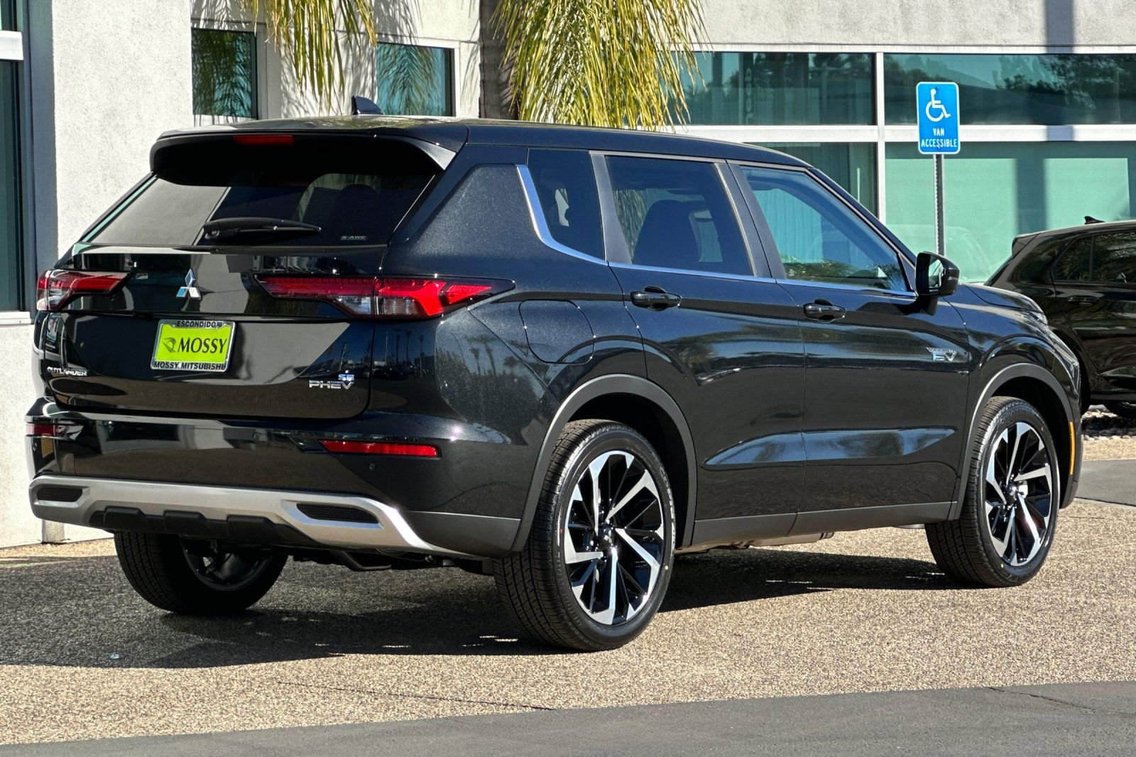 New 2025 Mitsubishi Outlander SE image 4