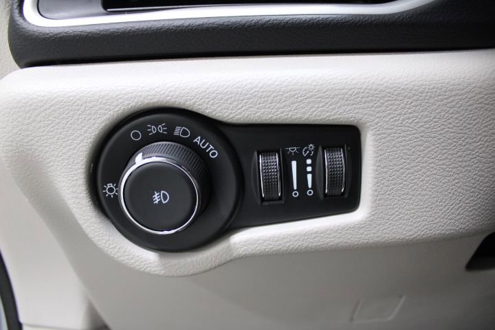 Used 2024 Chrysler Pacifica Touring-L image 29