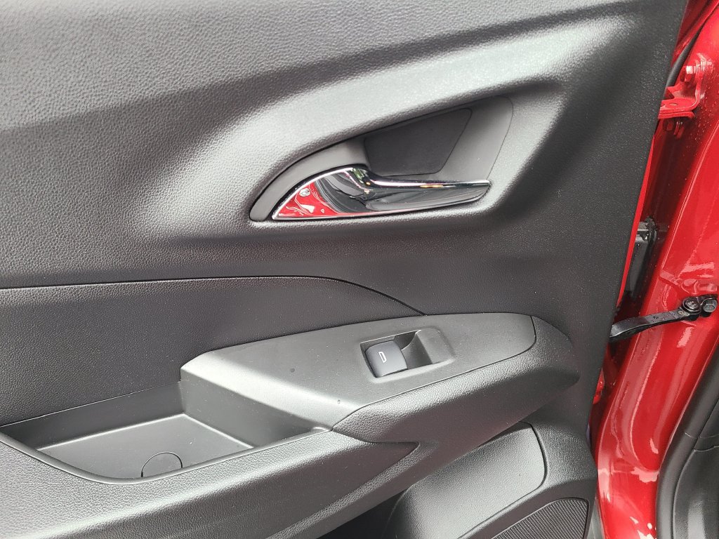 Used 2026 Chevrolet Trax RS w/ Sunroof Package FWD image 17