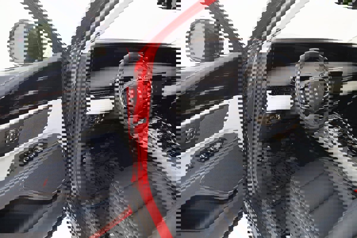 Used 2025 Lincoln Nautilus Premier image 53