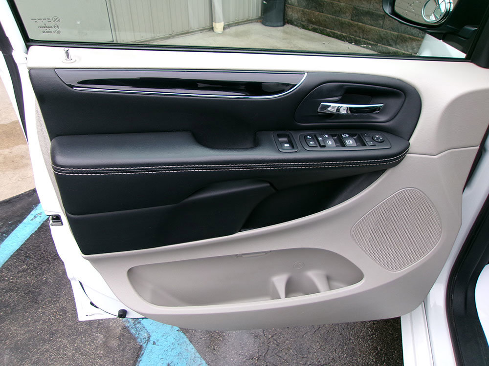 Used 2017 Dodge Grand Caravan SXT image 17