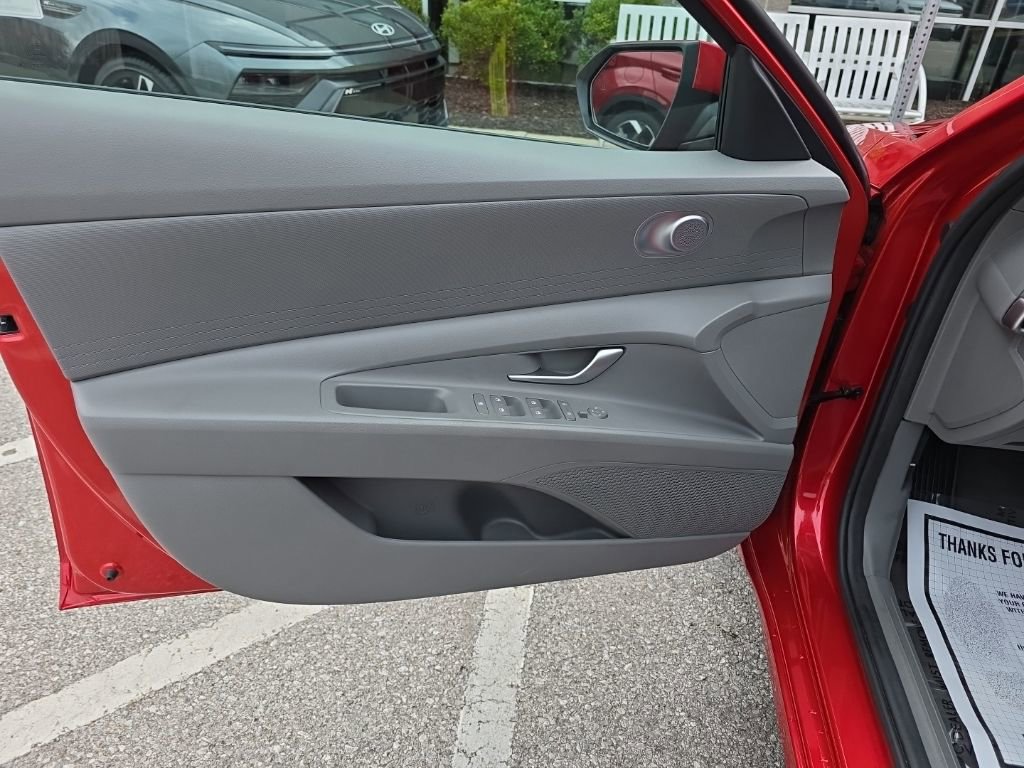 Used 2023 Hyundai Elantra SEL w/ Preferred Accessory Package FWD image 10