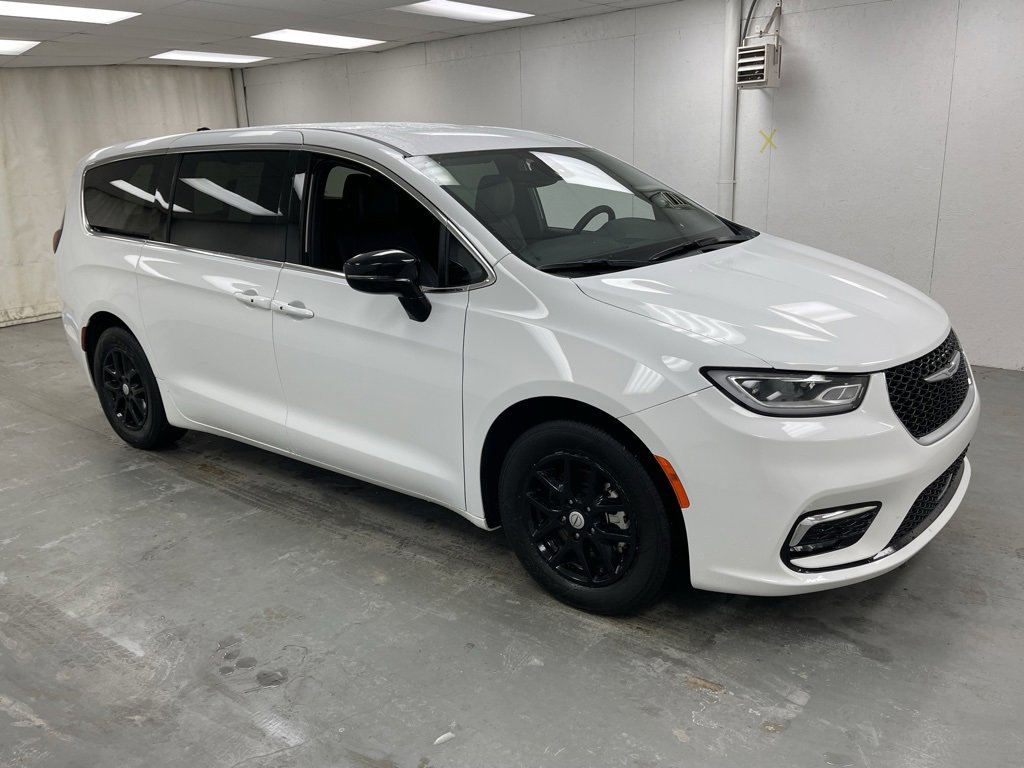 Used 2025 Chrysler Pacifica Select image 8