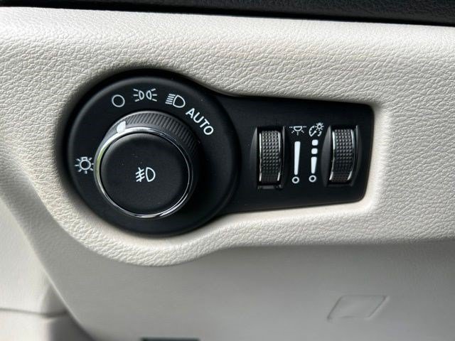 Used 2024 Chrysler Pacifica Limited FWD image 19