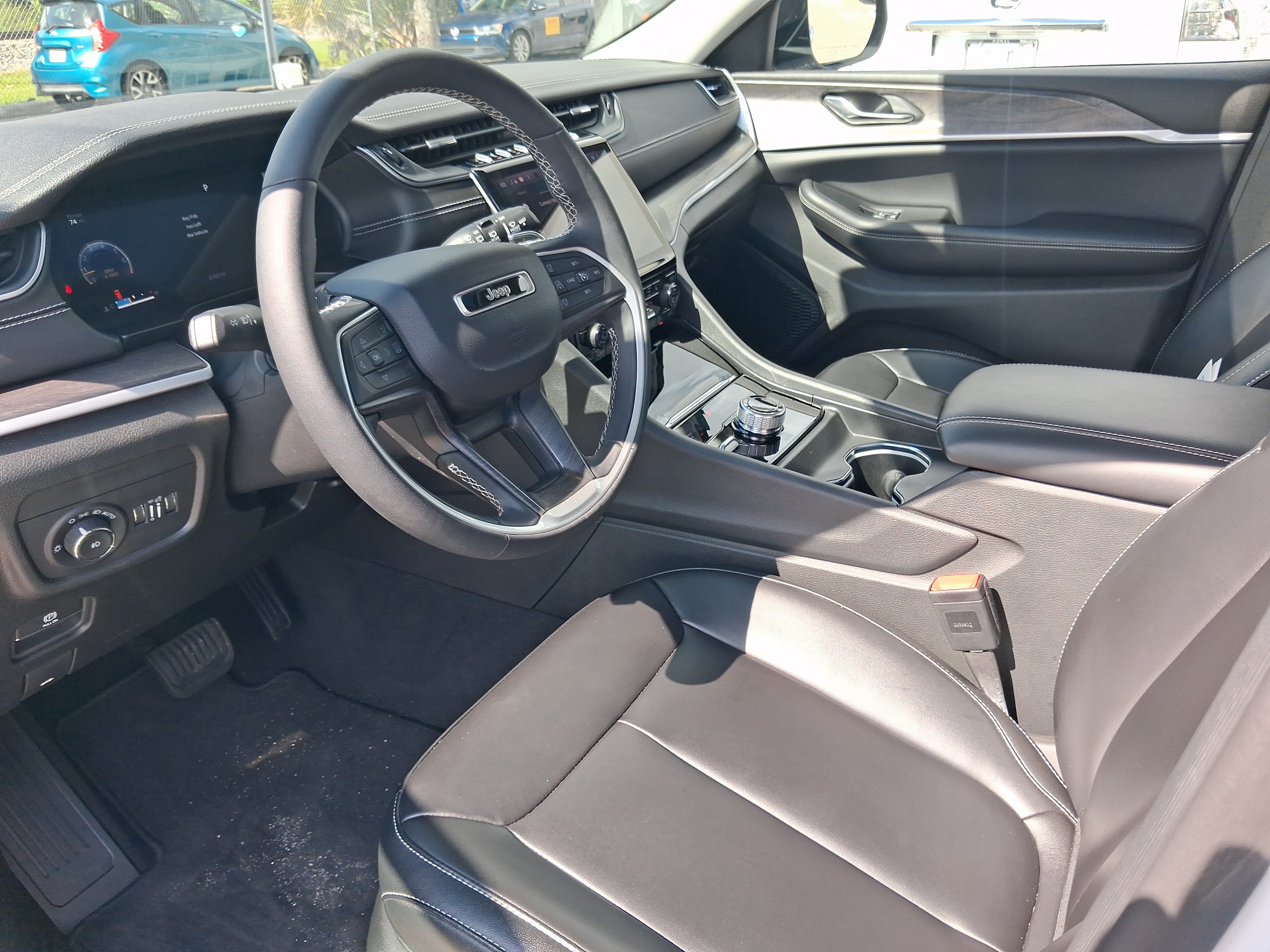 Used 2024 Jeep Grand Cherokee L Limited w/ Black Appearance Package AWD/4WD image 11