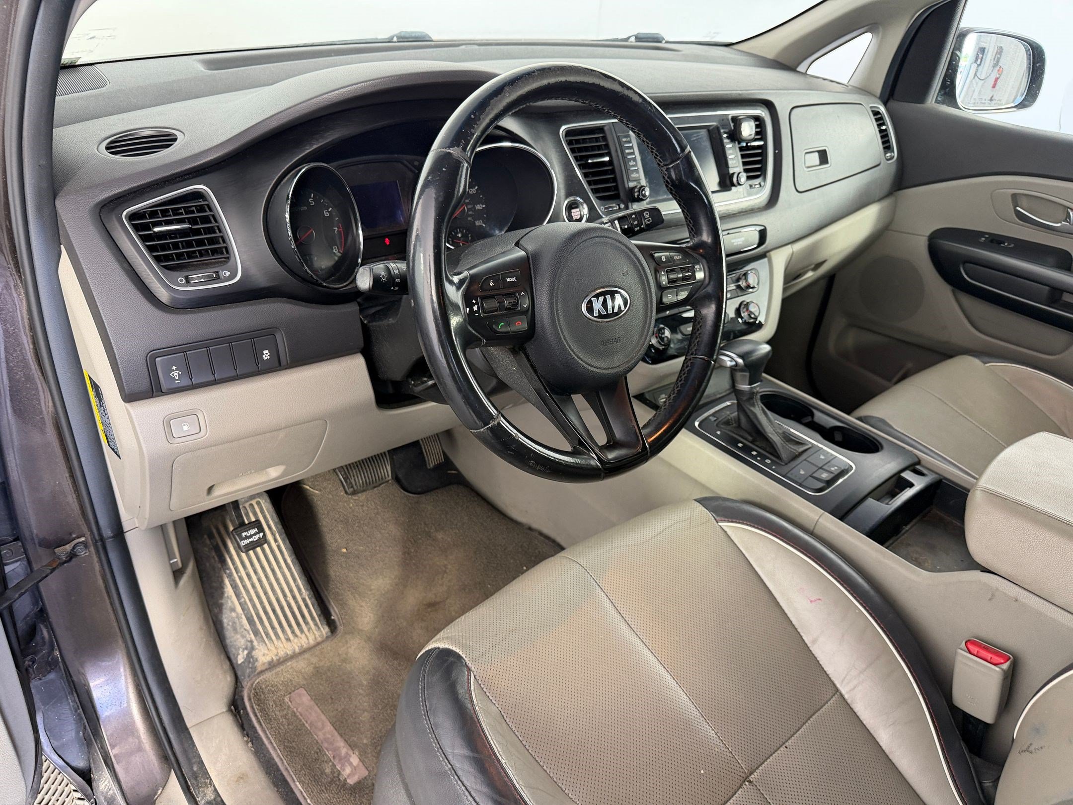 Used 2017 Kia Sedona LX w/ LX Essentials Premium Package FWD image 4