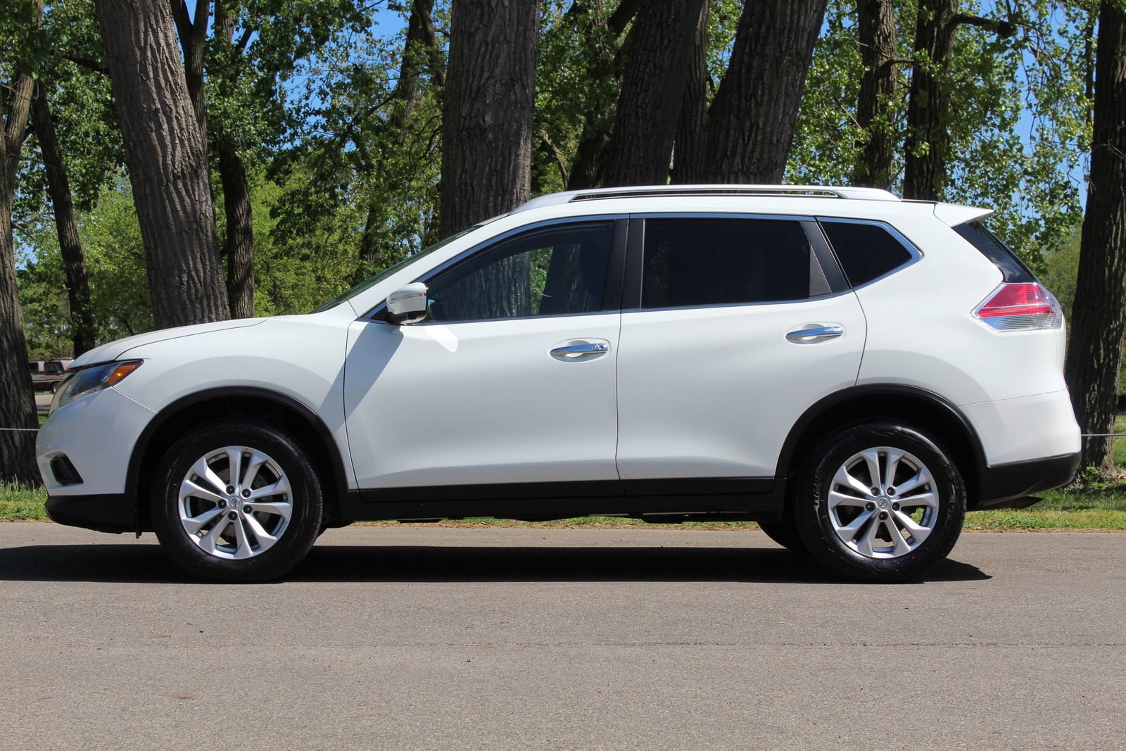 Used 2015 Nissan Rogue SV w/ SV Premium Package image 4