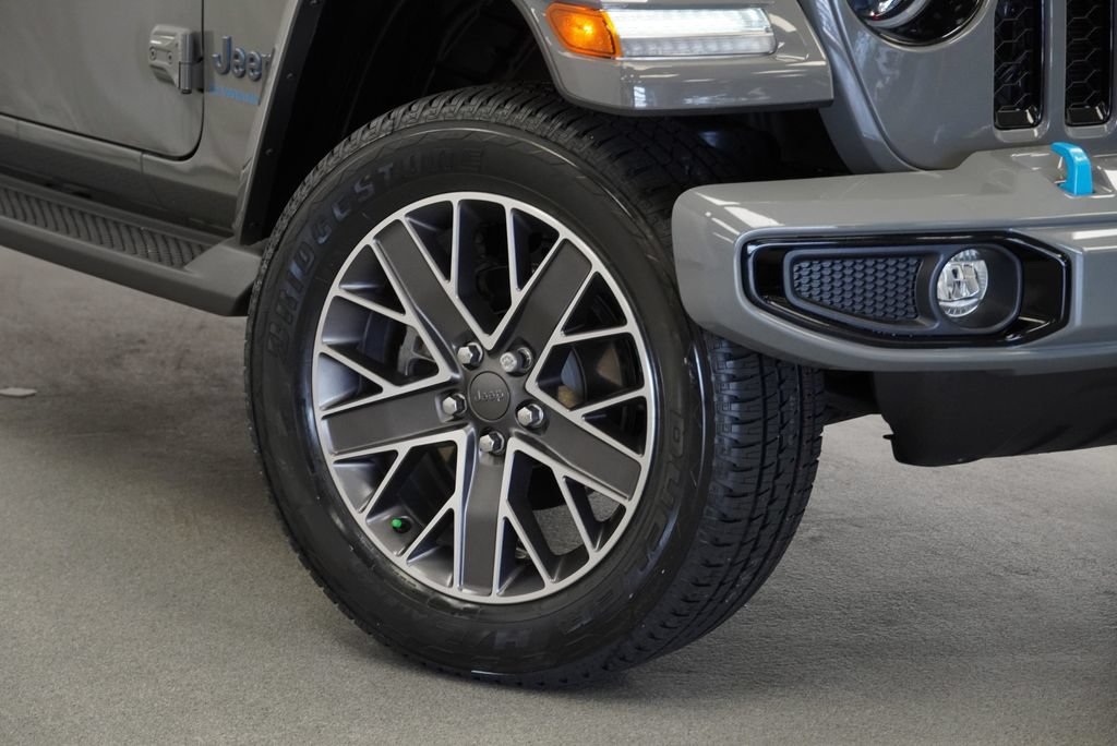 Used 2023 Jeep Wrangler Unlimited Sahara AWD/4WD image 9