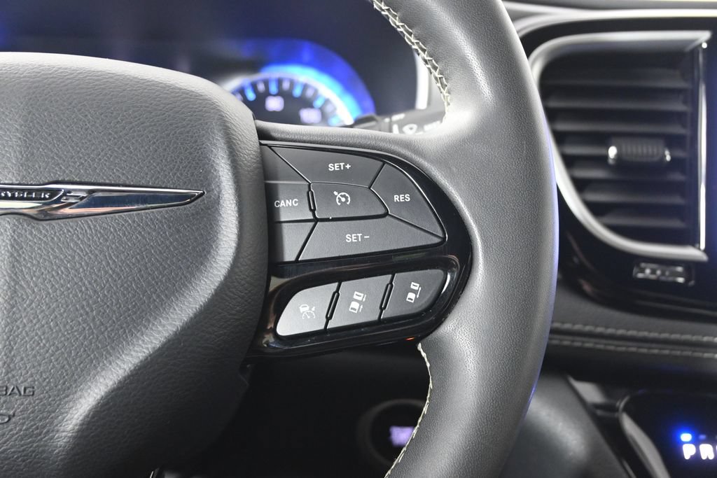 Used 2024 Chrysler Pacifica Touring FWD image 38