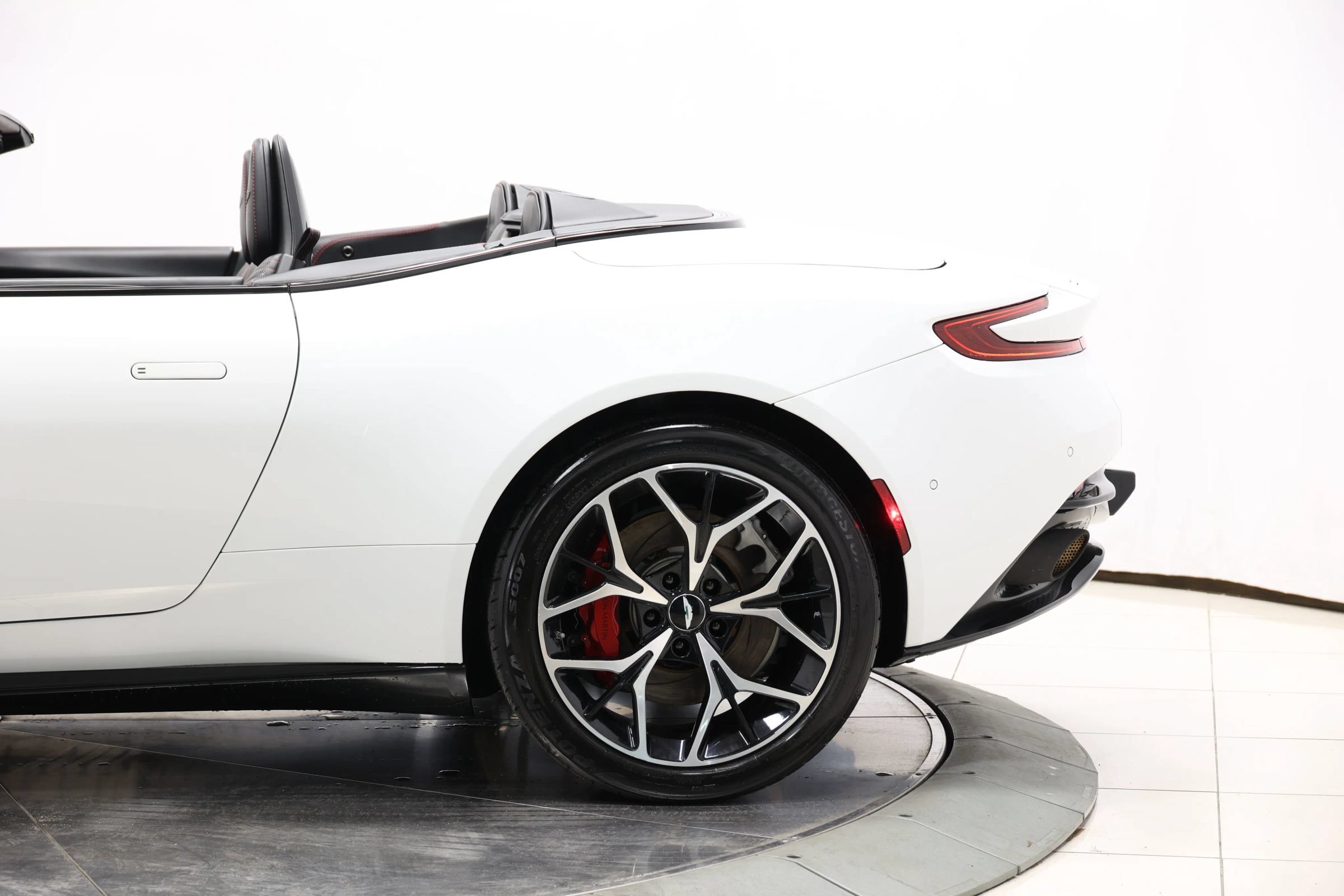 Used 2019 Aston Martin DB11 Volante RWD image 11