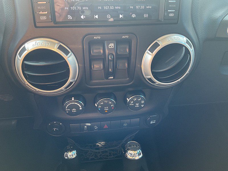 Used 2015 Jeep Wrangler Unlimited Sahara w/ Connectivity Group AWD/4WD image 22