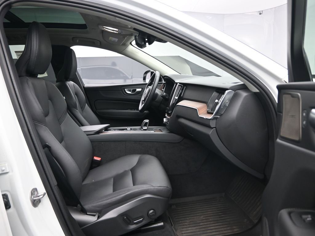 Used 2024 Volvo XC60 B5 Plus w/ Protection Package Premier image 23