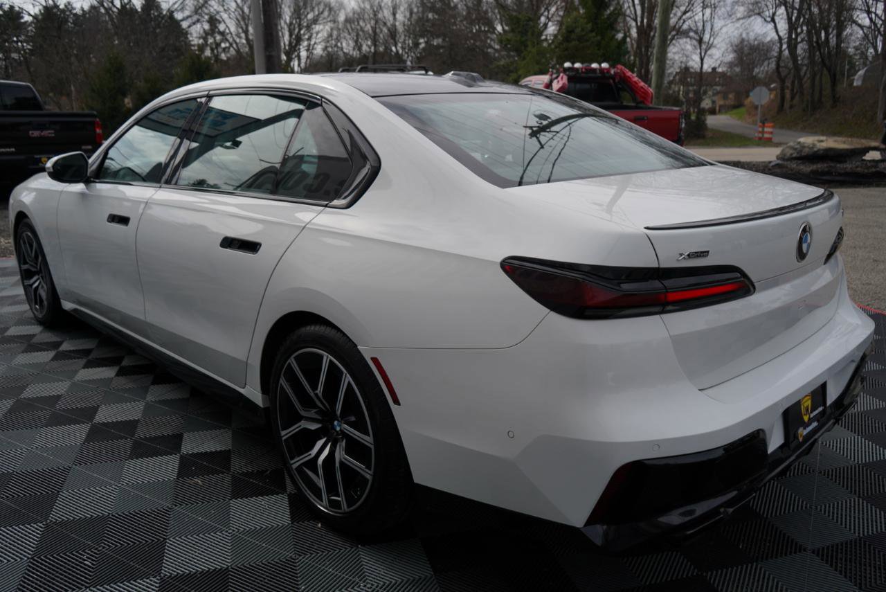 Used 2023 BMW 760i xDrive w/ Executive Package image 9