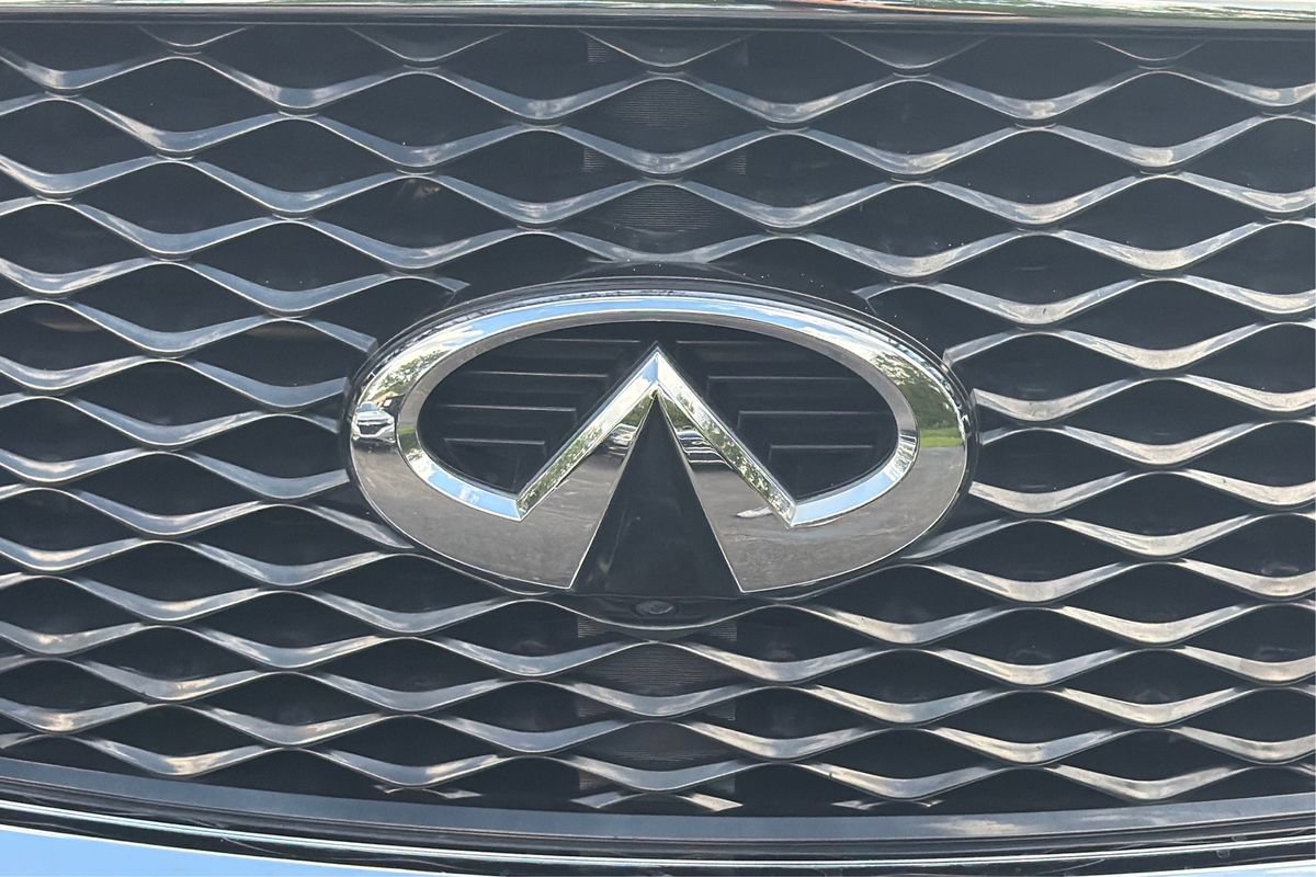 Used 2015 INFINITI QX80 4WD w/ Deluxe Technology Package image 32