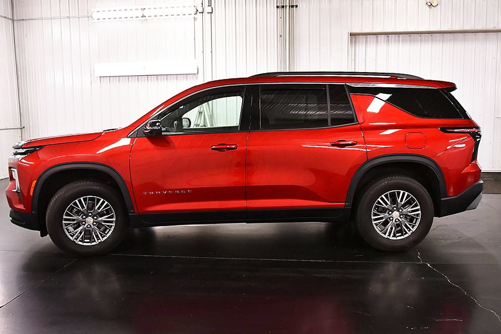 Used 2025 Chevrolet Traverse LT w/ Driver Confidence Package AWD/4WD image 4