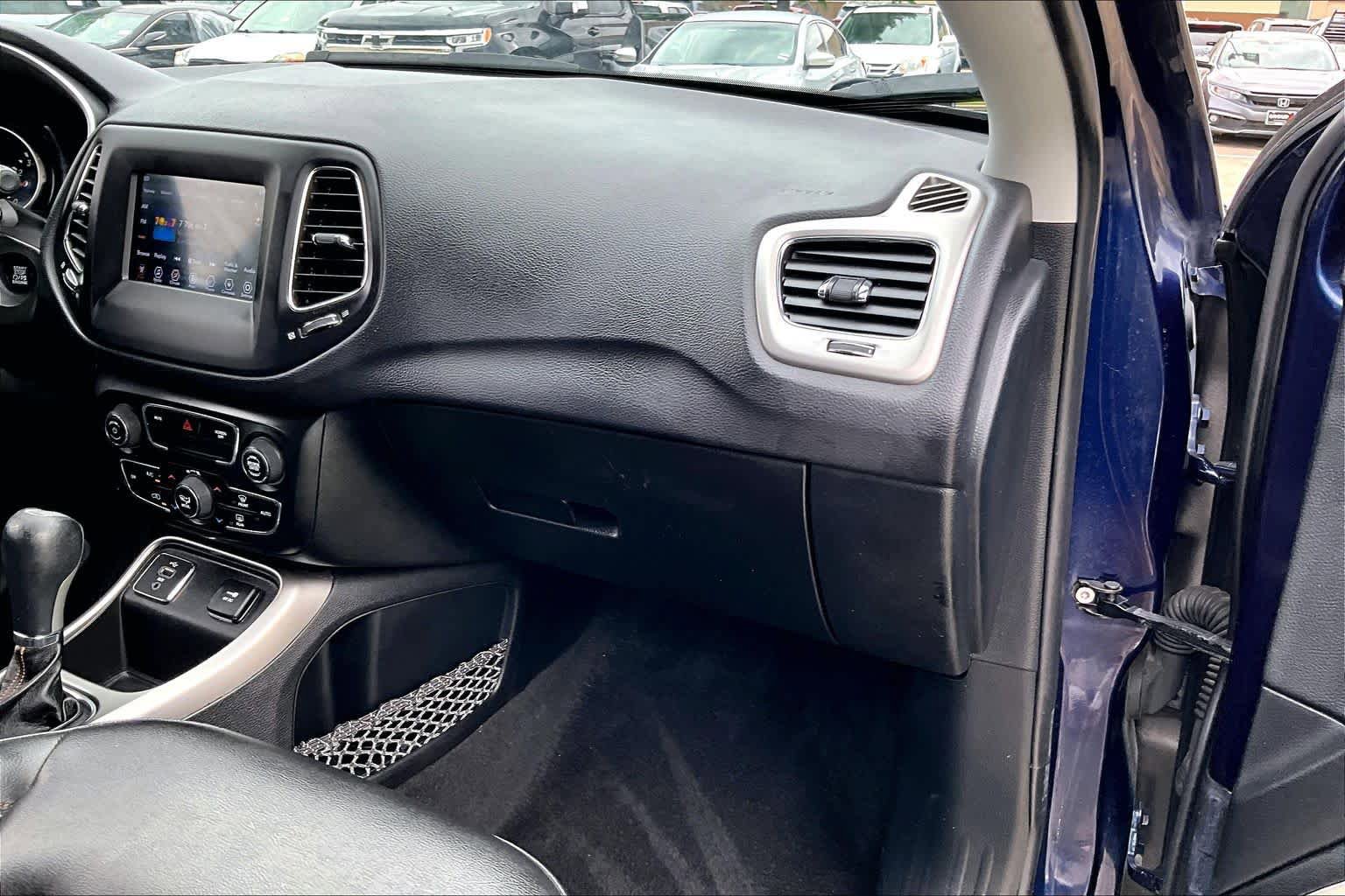 Used 2018 Jeep Compass Latitude w/ Popular Equipment Group FWD image 17
