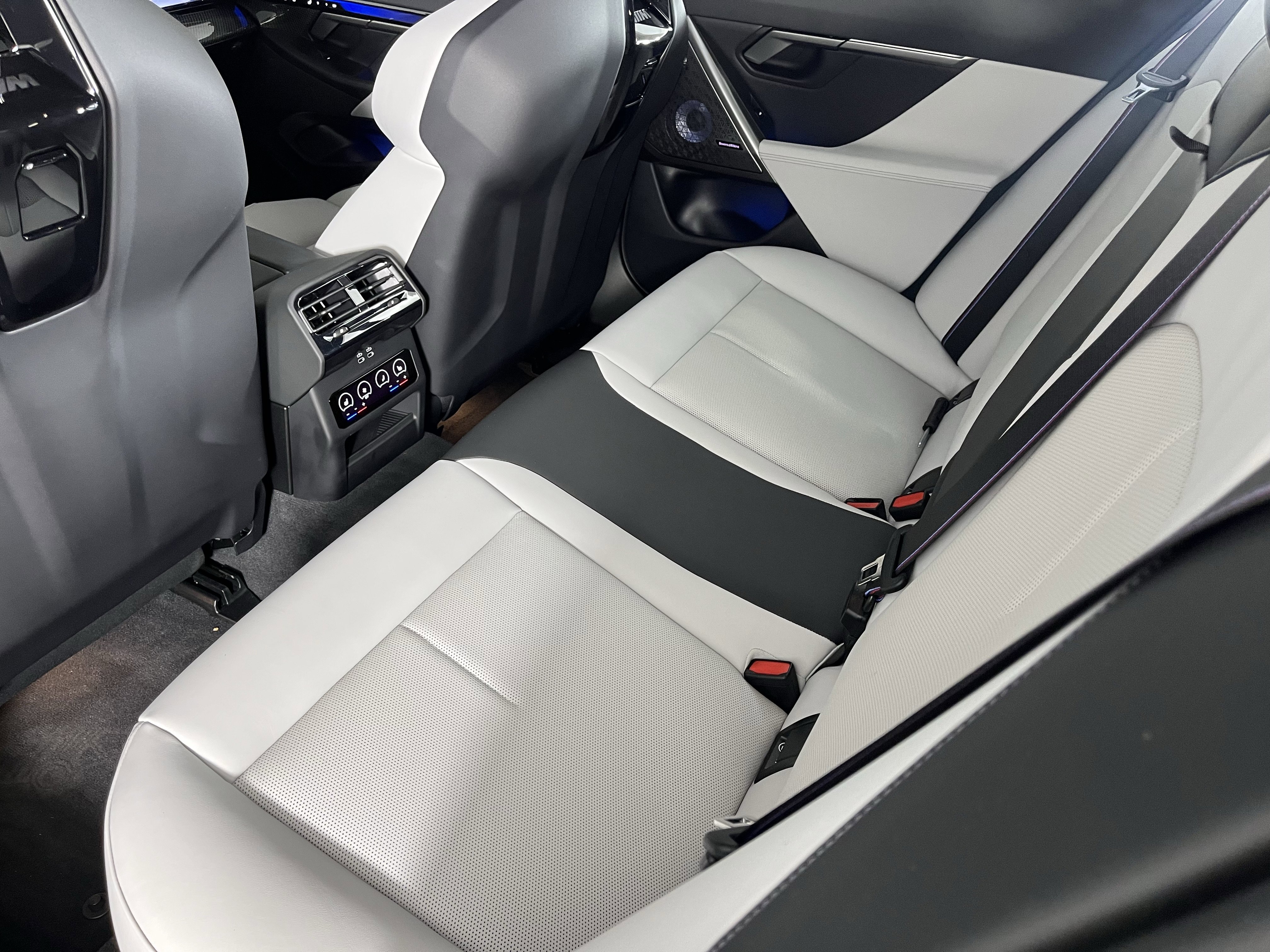 Certified 2025 BMW M5 w/ Carbon Package image 17