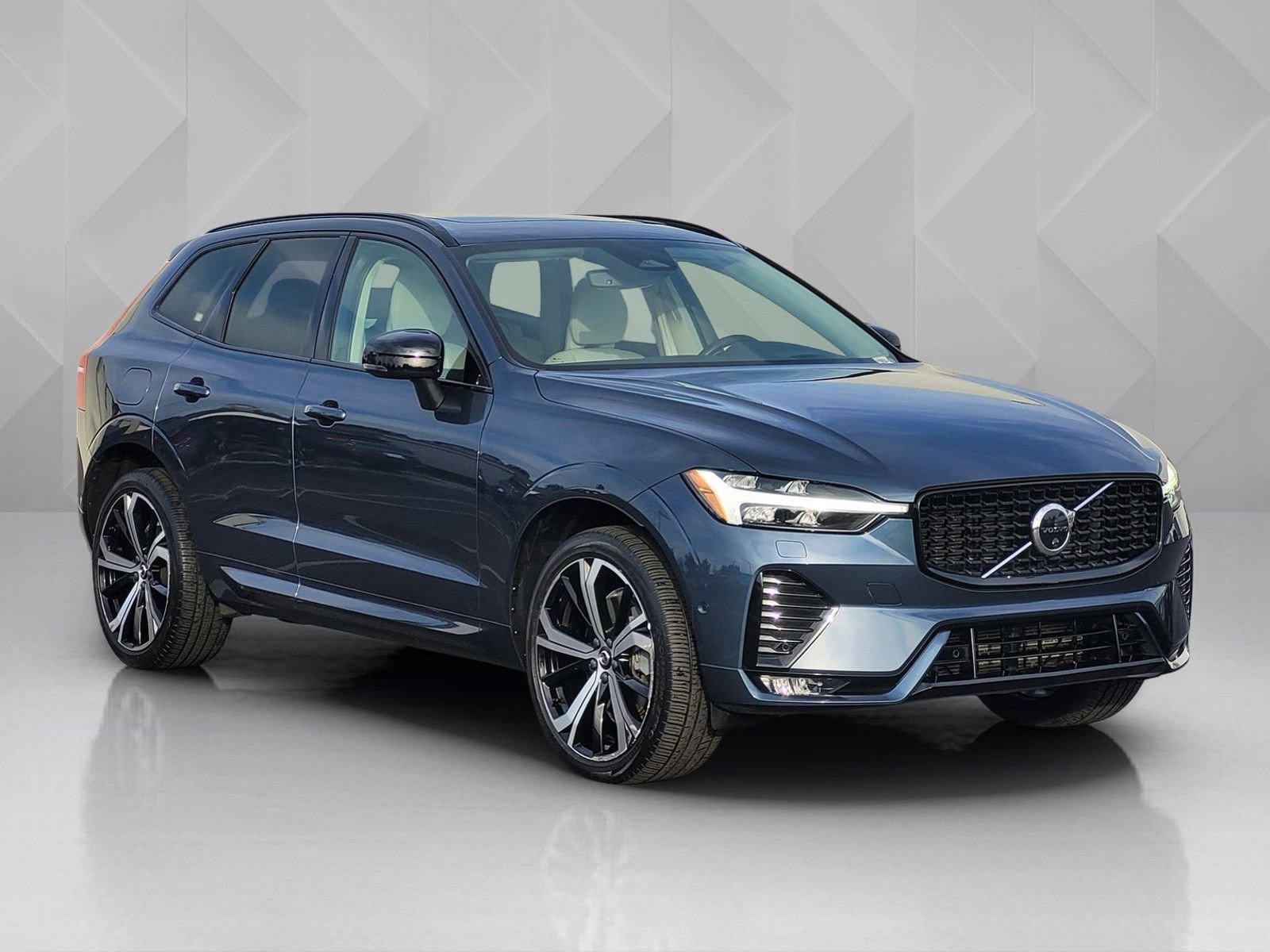 Certified 2023 Volvo XC60 B6 Ultimate w/ Climate Package image 8