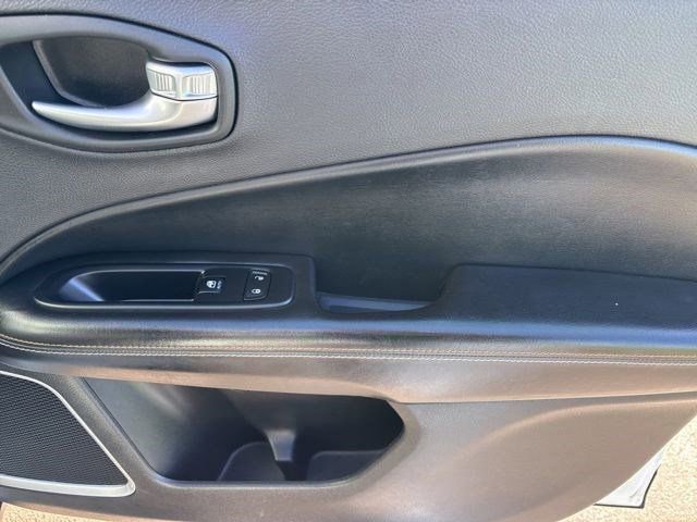 Used 2018 Jeep Compass Latitude w/ Cold Weather Group image 39