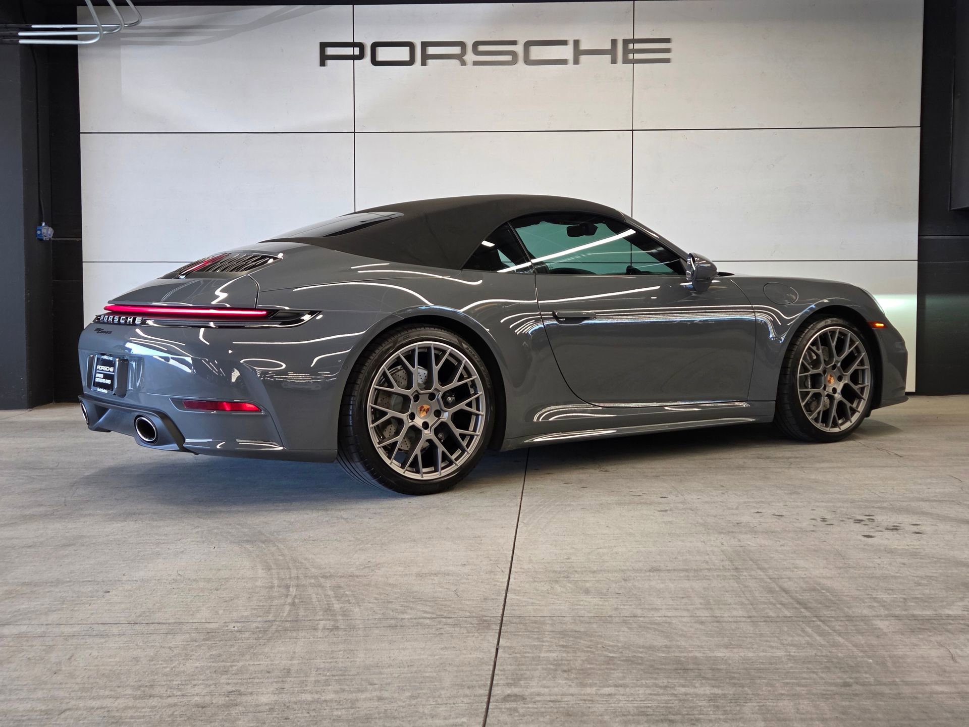 Used 2025 Porsche 911 Carrera RWD image 6