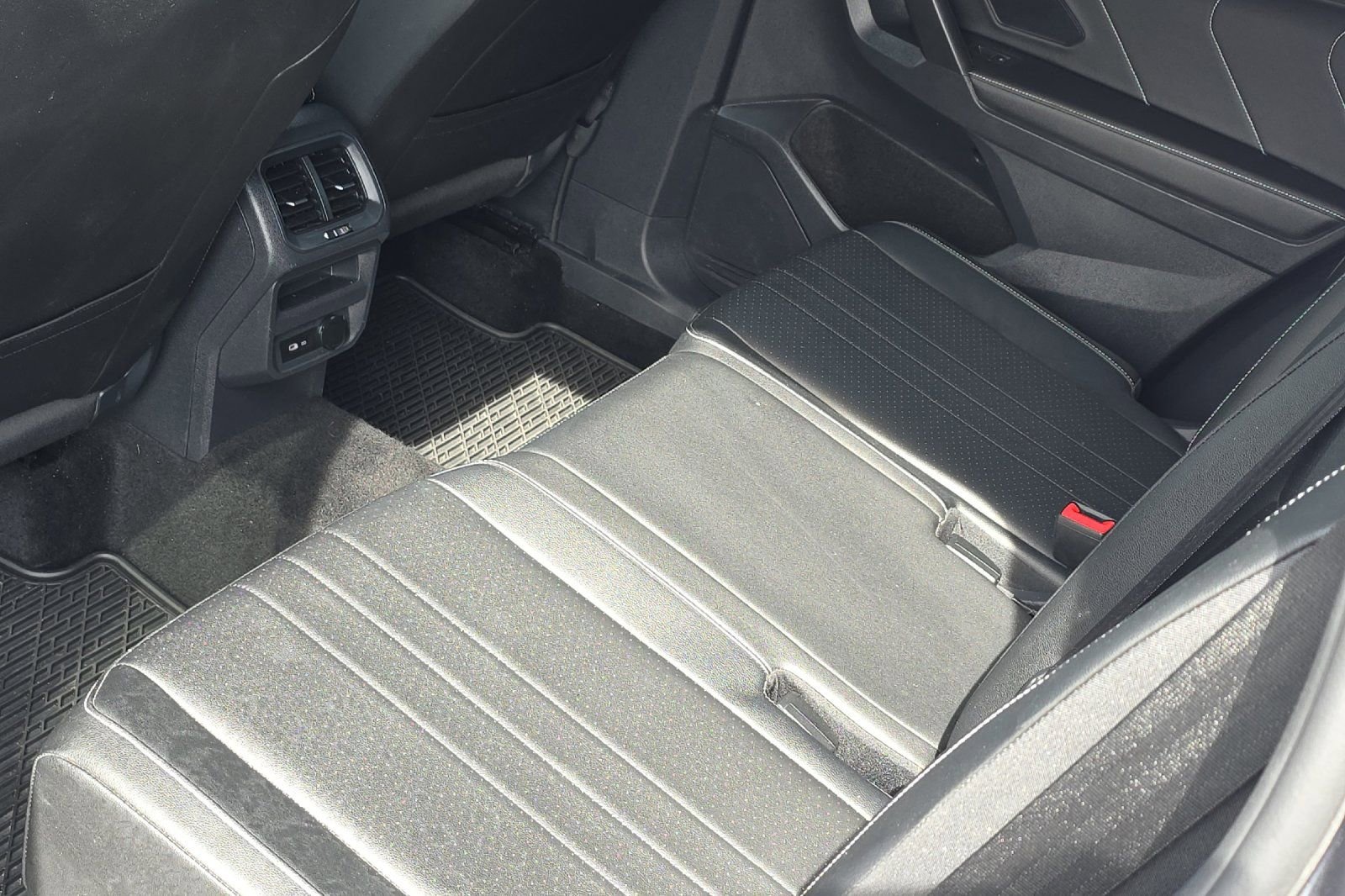 Used 2023 Volkswagen Tiguan SE R-Line image 11