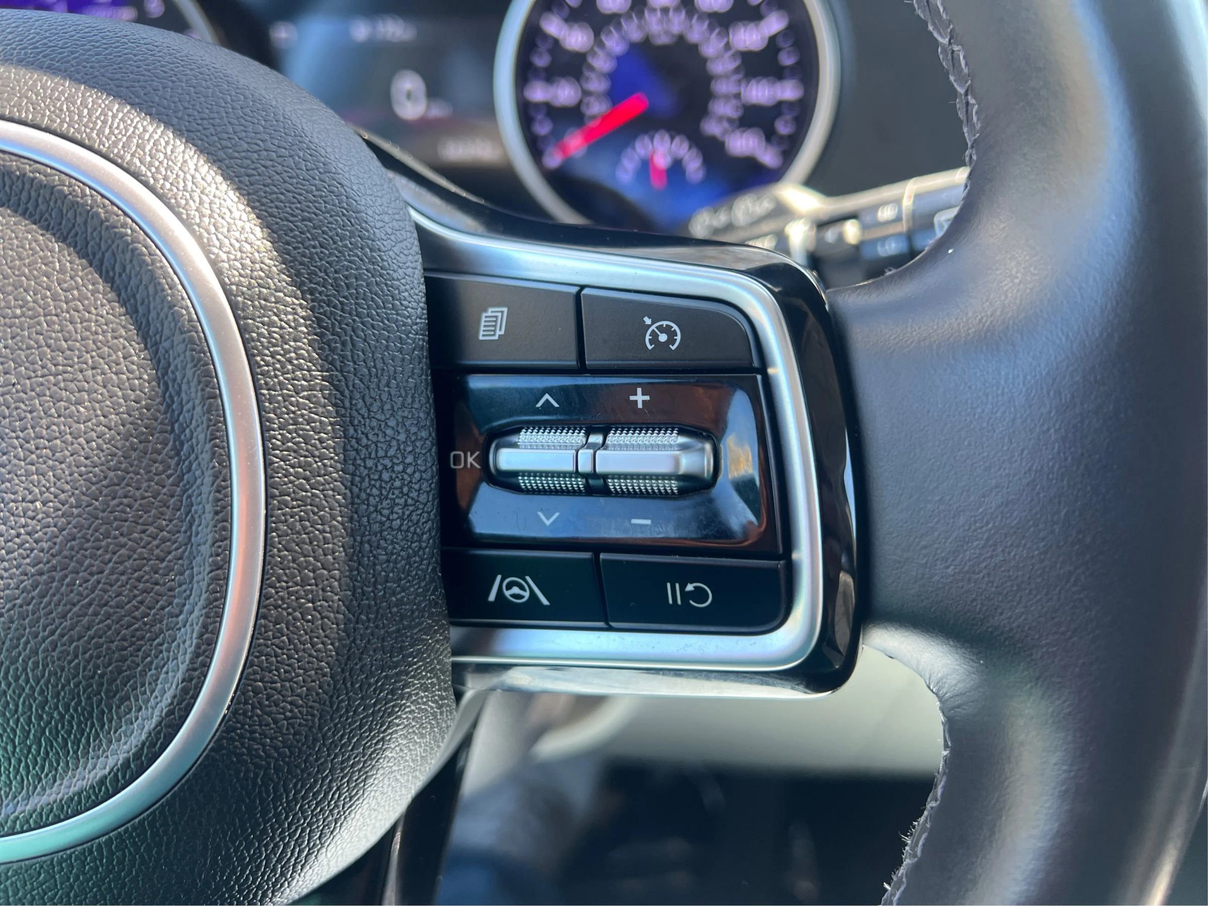 Used 2022 Kia Carnival LX FWD image 28