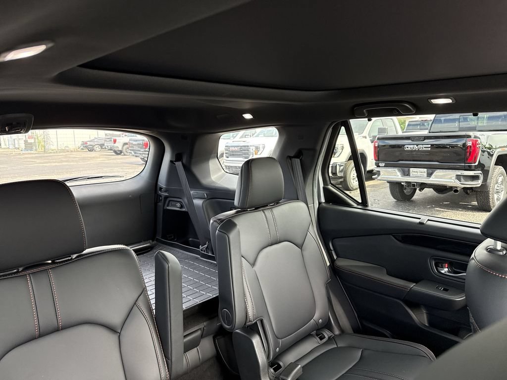Used 2025 Honda Pilot TrailSport image 14