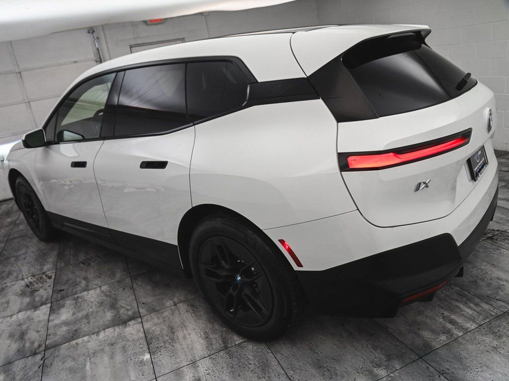 Used 2024 BMW iX xDrive50 w/ Premium Package AWD/4WD image 4