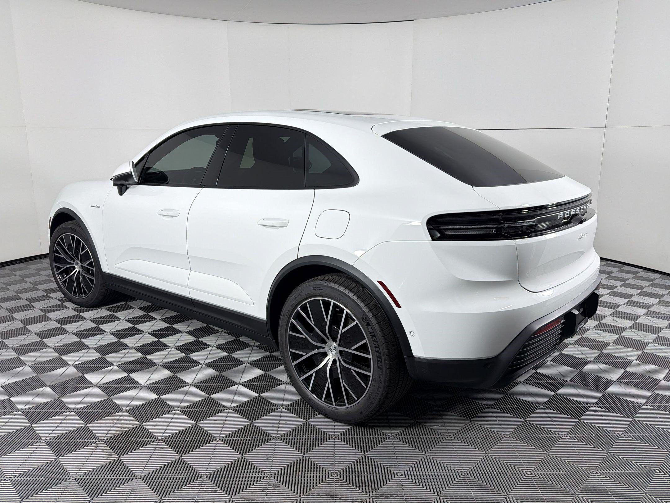 Used 2026 Porsche Macan Electric RWD image 3