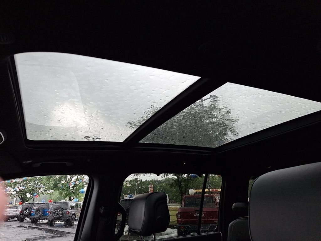 Certified 2022 Jeep Wagoneer Series III w/ Premium Group I AWD/4WD image 15
