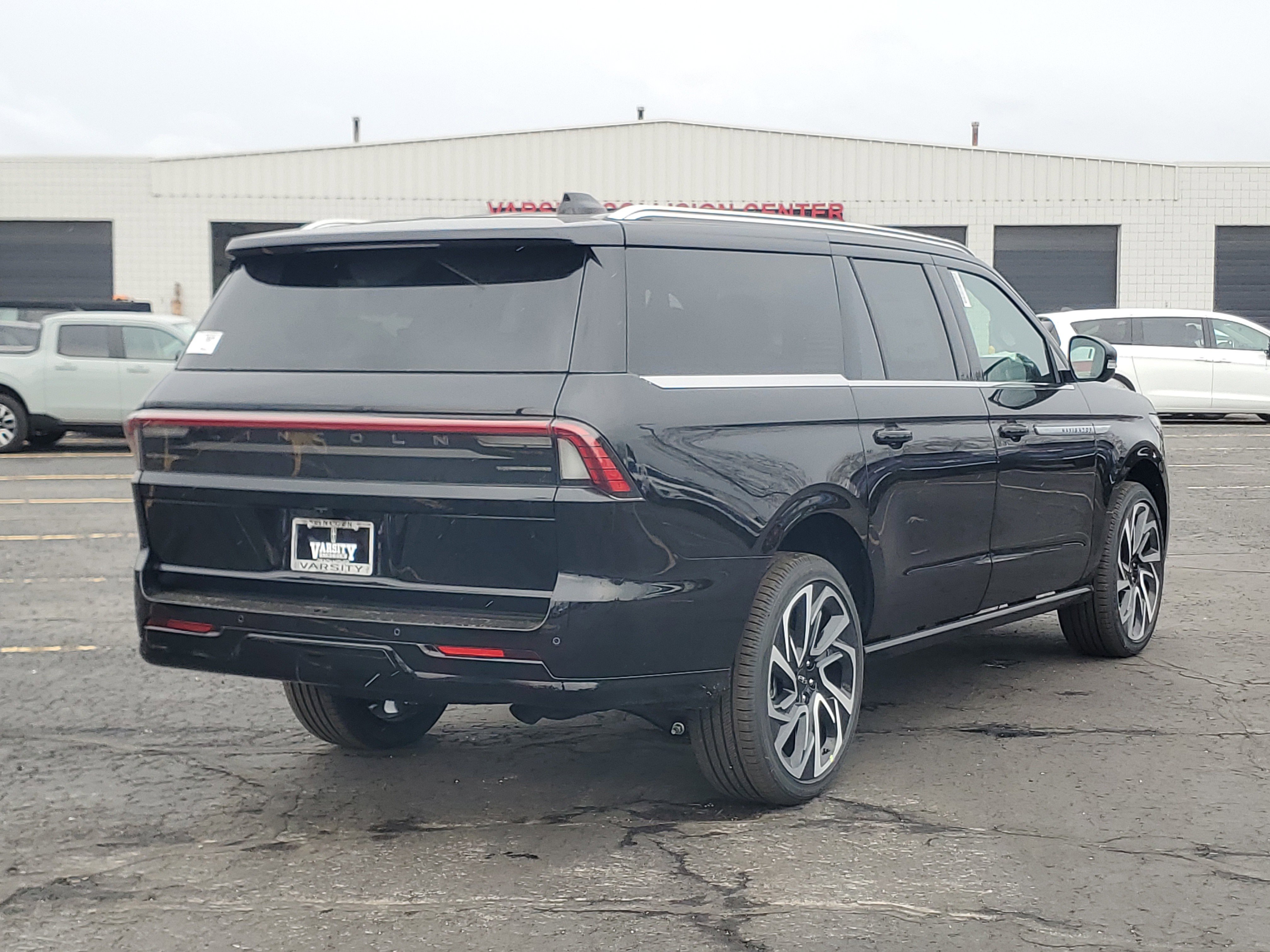 New 2026 Lincoln Navigator L Reserve AWD/4WD image 4