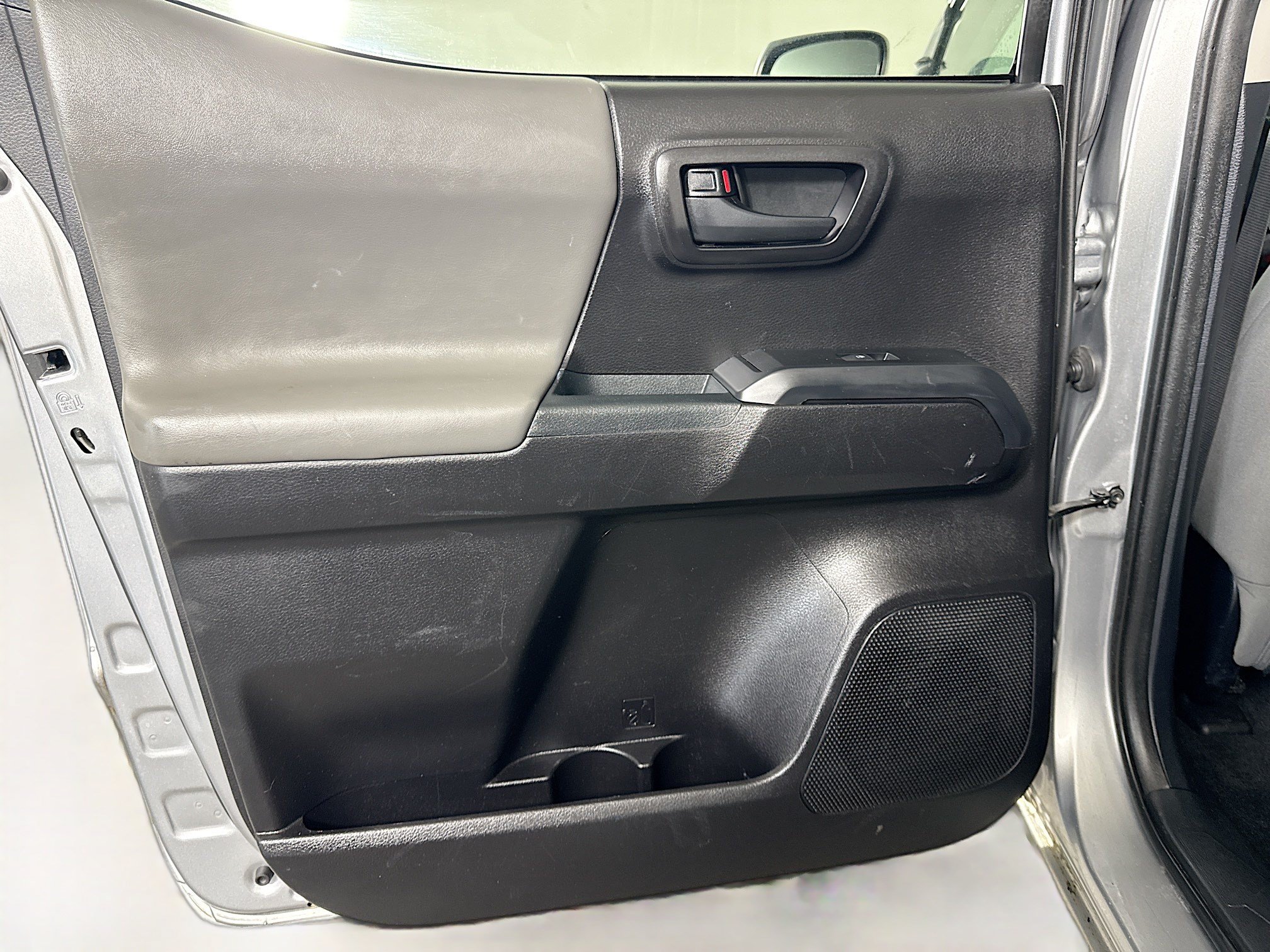 Used 2020 Toyota Tacoma SR w/ SR Convenience Package RWD image 25