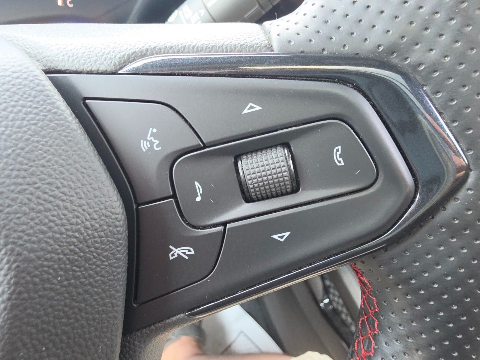 Used 2024 Chevrolet TrailBlazer RS w/ Convenience Package AWD/4WD image 42