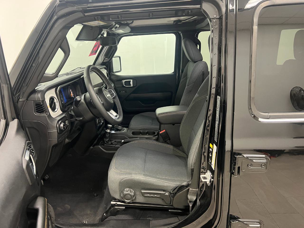 Used 2025 Jeep Wrangler Unlimited Sahara image 22