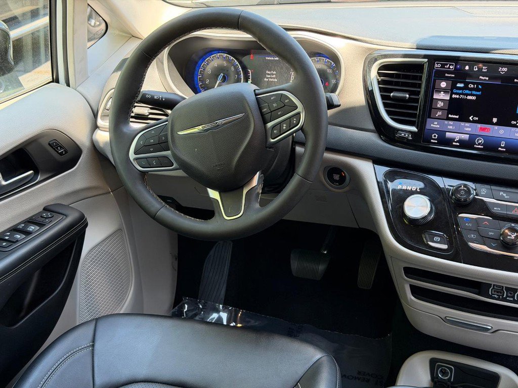 Used 2024 Chrysler Pacifica Touring-L FWD image 13