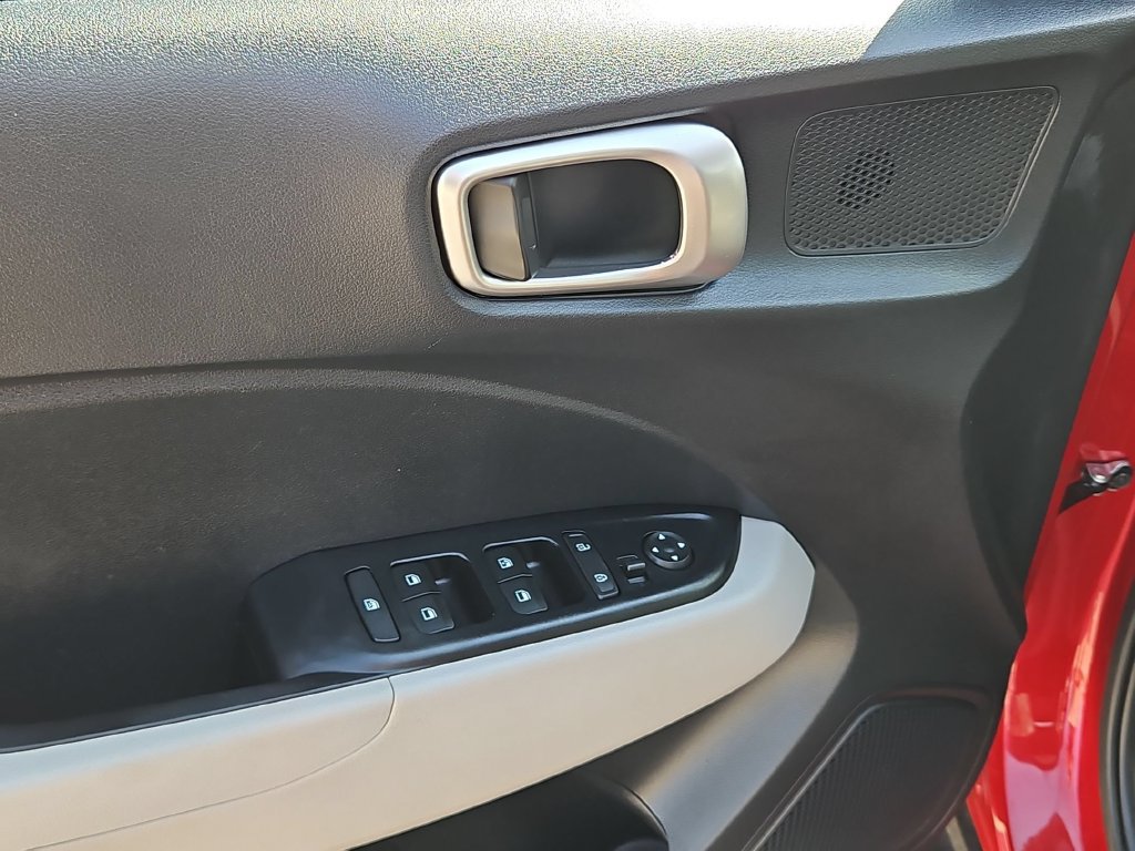 Used 2025 Hyundai Venue SEL FWD image 13