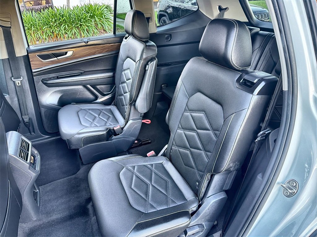 Used 2024 Volkswagen Atlas SE w/ Black Wheel Package image 16